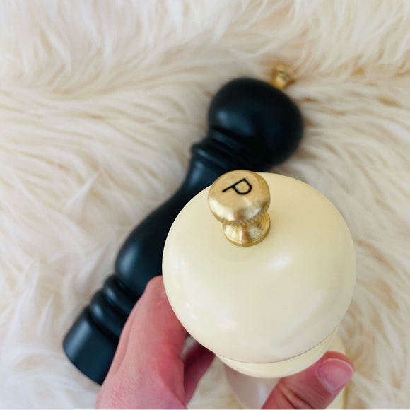 New Salt and Pepper Grinder 7inch Black and White - Picture 3 of 6